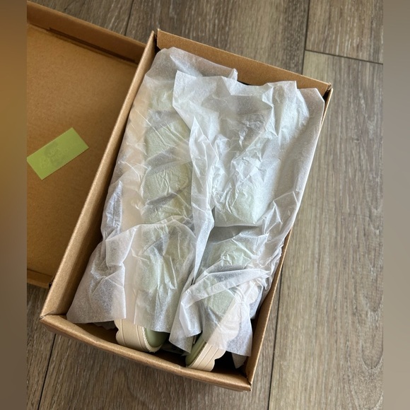 NEW Lucky Brand Girls Adjustable Buckle Sandals, Sage/White - Picture 5 of 6